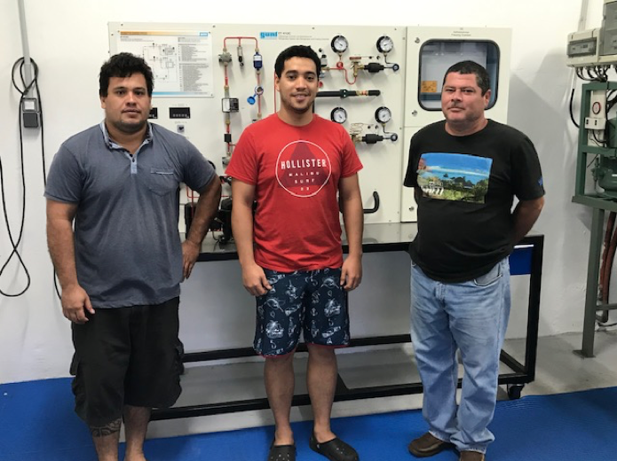 Après l’examen M. Nautre Hoarai, accompagné des deux formateurs mécanicien du CMMPF , a effectué une visite ses installations électrotech, froid et hydraulique du Centre.